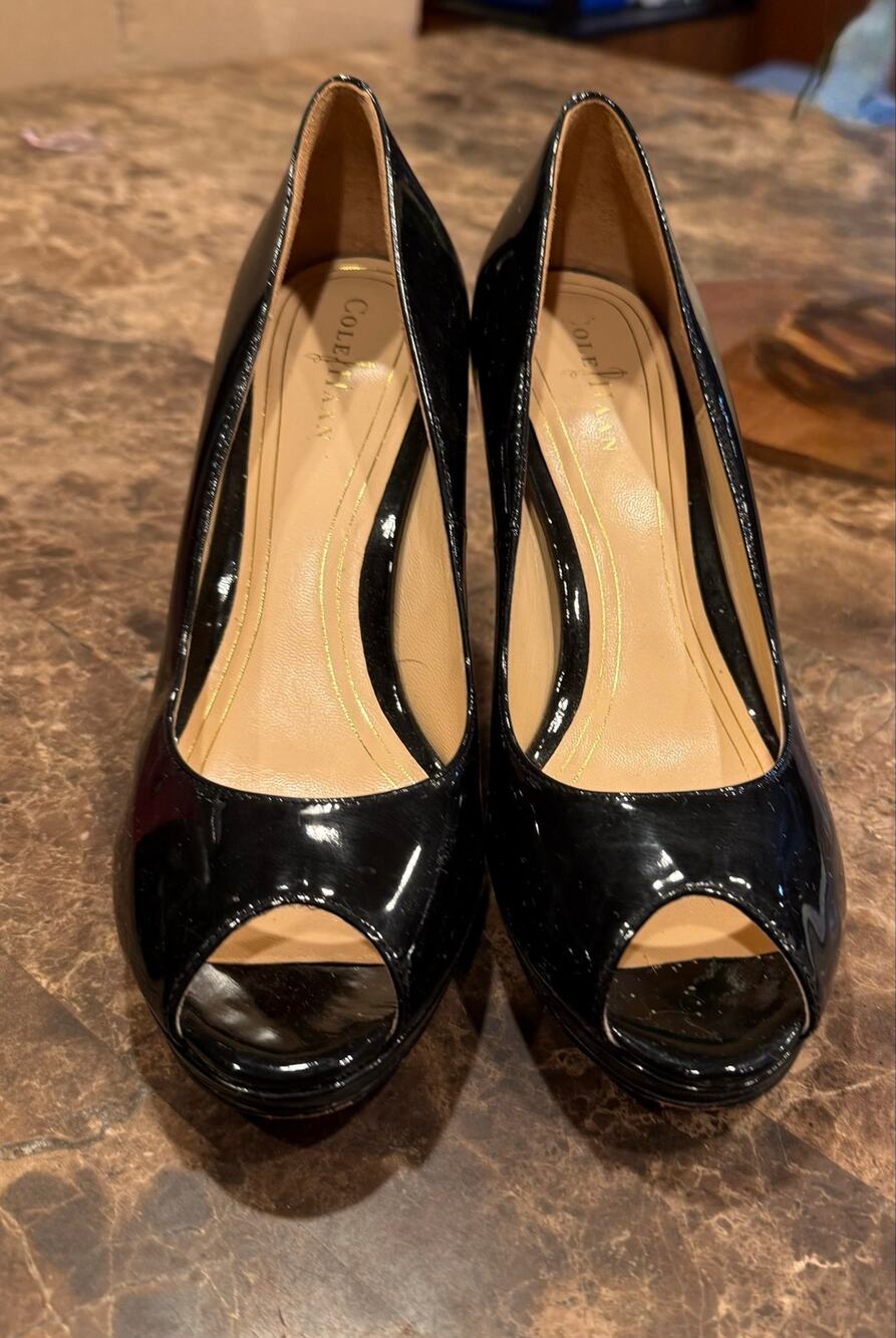 Women COLE HAAN NIKE AIR collection open toed patent leather. Size 6B